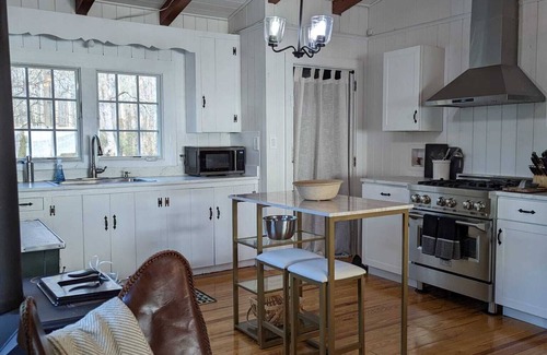 Hallsboro Casa | Dreamy Cottage right on the Lake, Dog Friendly!