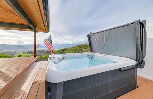 Roseburg Casa | Dreamy Hilltop View Roseburg Retreat with Hot Tub!