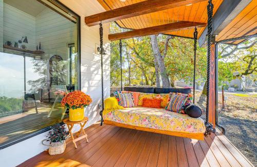 Roseburg Casa | Dreamy Hilltop View Roseburg Retreat with Hot Tub!