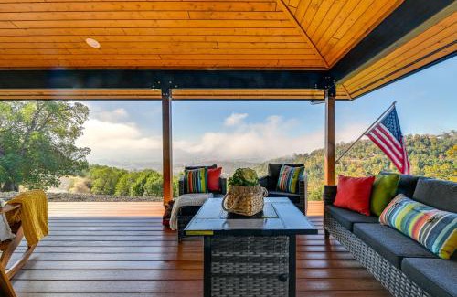 Roseburg Casa | Dreamy Hilltop View Roseburg Retreat with Hot Tub!