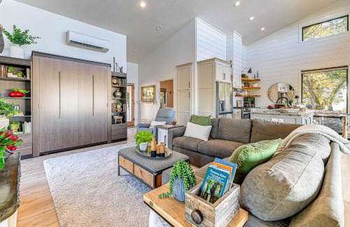 Roseburg Casa | Dreamy Hilltop View Roseburg Retreat with Hot Tub!