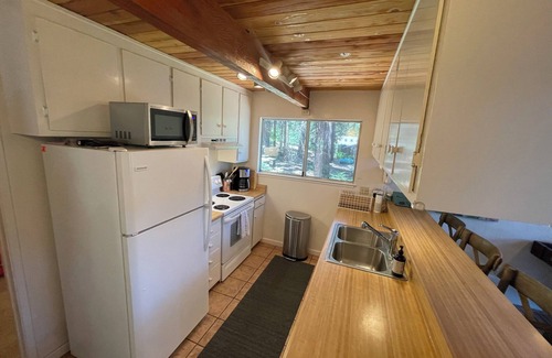 Glencoe Cabina | Dreamy Lake Front Lake Mont Cabin! AC & HotTub!