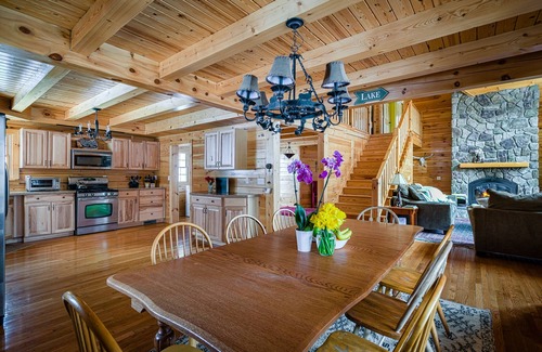 Livingston Manor Casa | Dreamy Lakefront Log Cabin - ¡a 2 horas de Nueva York! Duermen 14 (5Bed / 3Bth) 7 acres privados