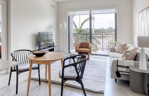 Miramar Apartamento | Dreamy Miramar 2BR w/ Gym, Pool & W/D, nr WF, by Blueground