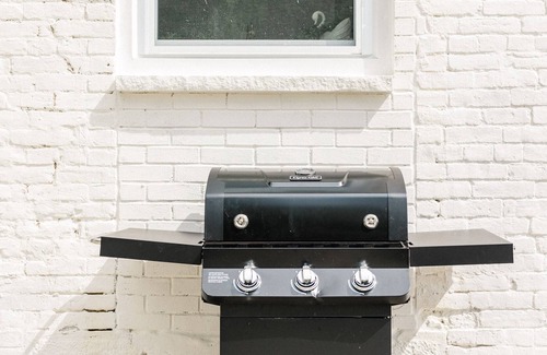 Beach City Cabaña | Dreamy Vintage Cottage near Amish Country, Ohio