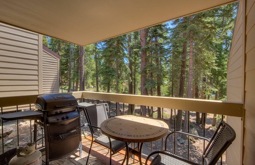 Carnelian Woods Casa | Driftwood: 2 dormitorios, 1. 5 BA Casa de pueblo en Carnelian Bay, capacidad para 5