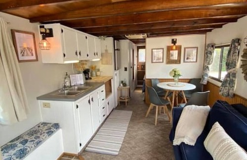 Sabula Alquiler De Eote | "Driftwood" Cozy Houseboat on the Water for 2