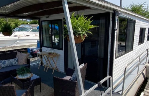 Sabula Alquiler De Eote | "Driftwood" Cozy Houseboat on the Water for 2