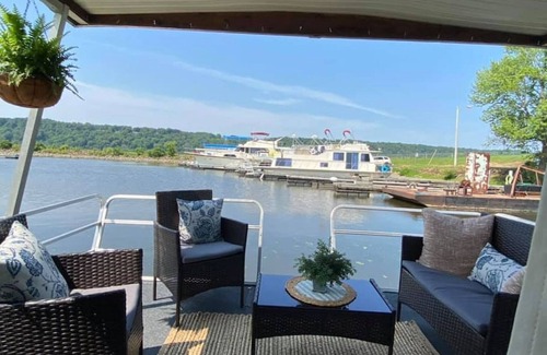 Sabula Alquiler De Eote | "Driftwood" Cozy Houseboat on the Water for 2