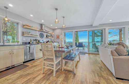 Lummi Island Casa | Driftwood Dreams: Beautiful views, cozy for Fall!