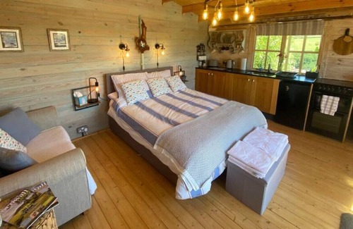 Brazzacott Cabina | Driftwood Retreat with Hot tub