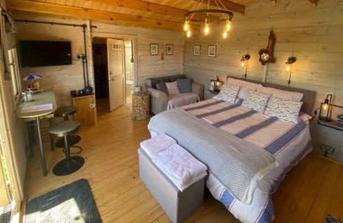 Brazzacott Cabina | Driftwood Retreat with Hot tub