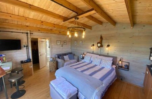 Brazzacott Cabina | Driftwood Retreat with Hot tub