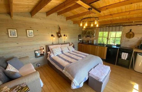 Brazzacott Cabina | Driftwood Retreat with Hot tub