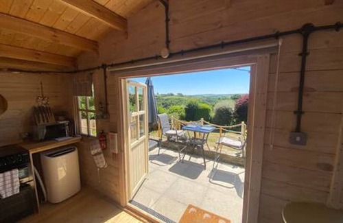 Brazzacott Cabina | Driftwood Retreat with Hot tub