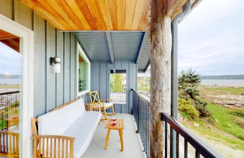 Camano Island Casa | Driftwood Waves