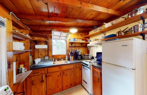 Wellfleet Cabaña | Drummer Cove Gem | Cottage in Wellfleet with patio, steps from the cove