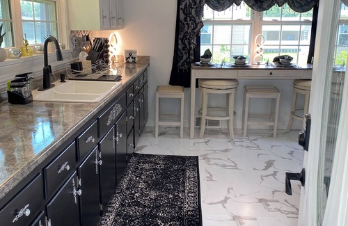 Ellwood City Casa | Drusilla’s Cottage Charming 3-bedroom house,AC, fitness room, garage & pavilion