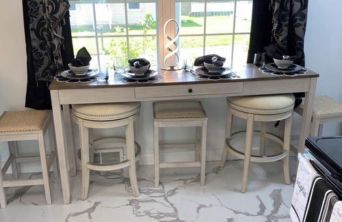 Ellwood City Casa | Drusilla’s Cottage Charming 3-bedroom house,AC, fitness room, garage & pavilion