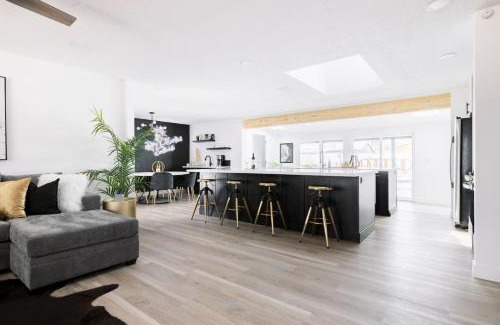 Papago Parkway Casa | Dry Martini