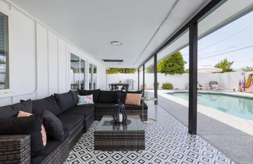 Papago Parkway Casa | Dry Martini