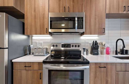 St. Anthony West Apartamento | DT, UMN, 1BD, Gym, Free Parking, Rooftop by River