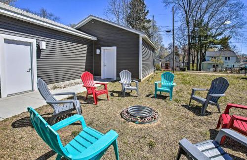 Ludington Apartamento | Dtwn Ludington Apt with Fire Pit Day Trip to Slopes