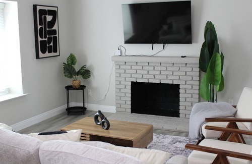 Moreno Valley Casa | Dual Master Rooms - Perfect for Groups & Privacy - Family-friendly - Fire Pit