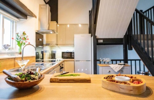 Wainhouse Corner Cabaña | Duchy - sleeps 8 guests in 3 bedrooms