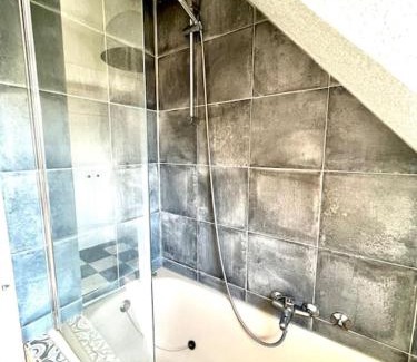 Mittelmeiderich Apartamento | Duisburg FeelHome, Flughafen nah,2-Schlafzimmer, Badewanne, Zentral, WiFi, Top Floor