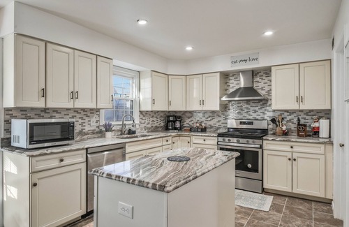 Fairfax Casa | Dulles Luxury: Movie Theater, Grill, Gazebo !