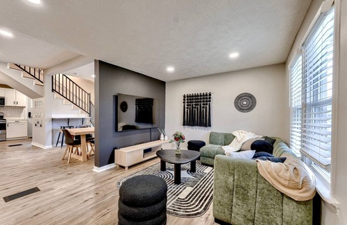 Dundee-Happy Hollow Historic District Casa | Dundee Delight 3Br2Ba sleeps 9, central Omaha, heart of historical neighborhood