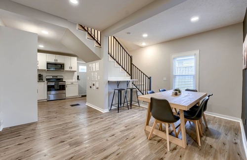 Dundee-Happy Hollow Historic District Casa | Dundee Delight 3Br2Ba sleeps 9, central Omaha, heart of historical neighborhood