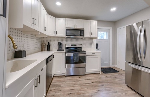 Dundee-Happy Hollow Historic District Casa | Dundee Delight 3Br2Ba sleeps 9, central Omaha, heart of historical neighborhood