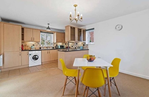 Raunds Apartamento | Dúplex-2 Bedroom Maisonette-Apartamento-Baño en la habitacion