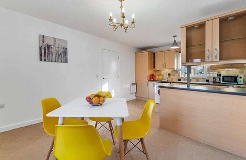 Raunds Apartamento | Dúplex-2 Bedroom Maisonette-Apartamento-Baño en la habitacion