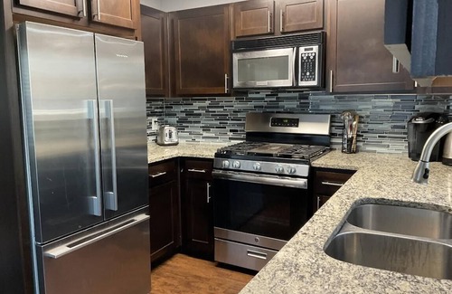 Parker Lane Casa | Duplex type 3 story Townhouse--3 mins to downtown!