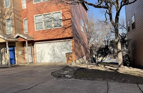 Parker Lane Casa | Duplex type 3 story Townhouse--3 mins to downtown!