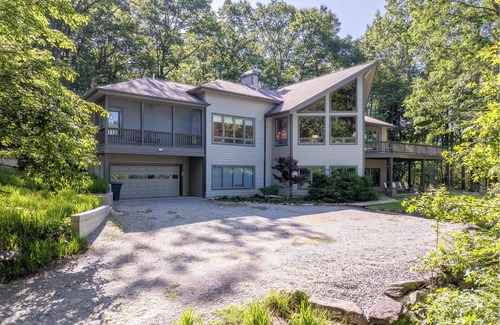 Cedar Mountain Casa | Dupont Mountain Lodge in Cedar Mountain | Trails & Streams