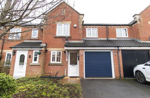 Boldon Colliery Casa | Dwellcome Home Ltd 3 Double Bedroom House, Private Estate, Driveway Parking, Fast WIFI, Ideal for Long Term Contractor, etc Stays, 3 miles 7 mins drive to Nissan, 15 mins to Sunderland Newcastle, Regular Housekeeping Options - See Our Site for Assurance