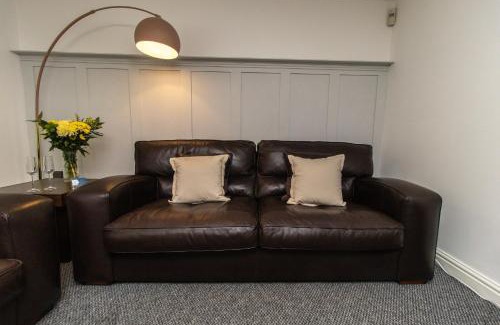 Boldon Colliery Casa | Dwellcome Home Ltd 3 Double Bedroom House, Private Estate, Driveway Parking, Fast WIFI, Ideal for Long Term Contractor, etc Stays, 3 miles 7 mins drive to Nissan, 15 mins to Sunderland Newcastle, Regular Housekeeping Options - See Our Site for Assurance