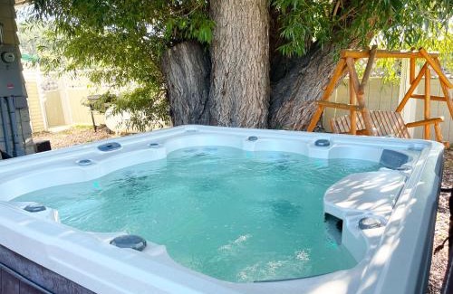 Custer Casa | Dwntwn Custer Farmhouse On Main St With Hot Tub