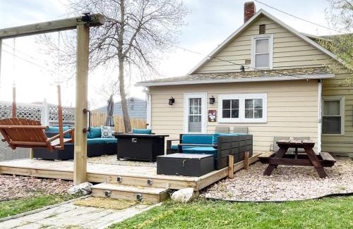 Custer Casa | Dwntwn Custer Farmhouse On Main St With Hot Tub
