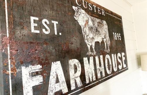 Custer Casa | Dwntwn Custer Farmhouse On Main St With Hot Tub