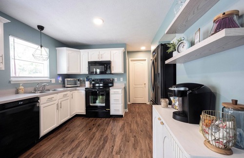 Westfield Casa | Dwntwn Westfield! Sleeps 11, family friendly, walk dwntwn, close to Grand Park!