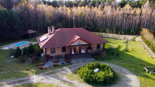 gmina Tuczna Chalet De Esquí | Dworek Ogrodniki, całoroczny dom na wyłączność, basen, sauna, las, staw rybny, altana grillowa, ognisko, pianino, kominek, piec chlebowy, duża ogrodzona posesja
