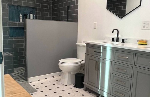 Covina Apartamento | E - Private entry & huge musical bathroom;King Bednn