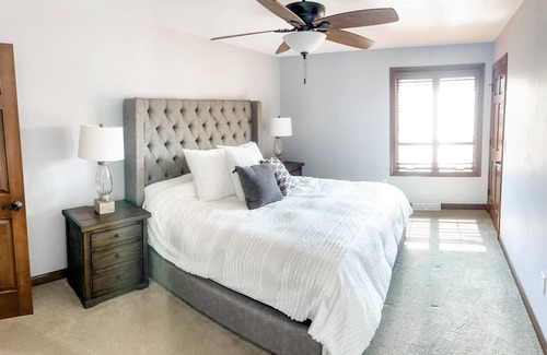 Butte Des Morts Casa | EAA Availability - Modern estate with entertaining space & inground pool