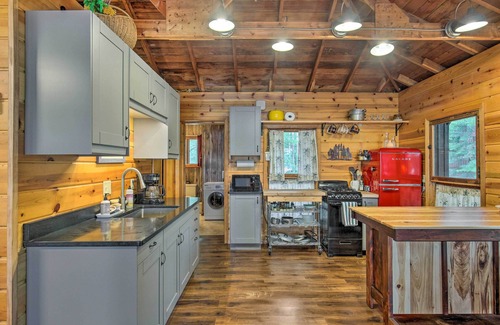 Three Lakes Cabina | Eagle River Lakefront Retreat w/ Fire Pit & Grill