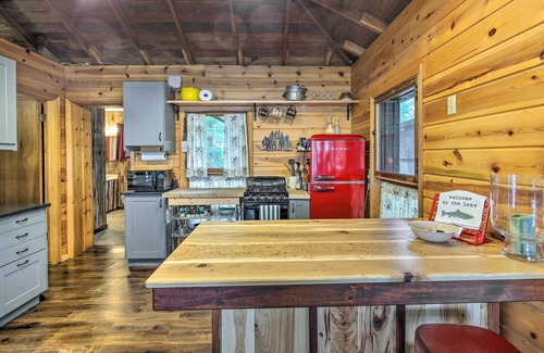 Three Lakes Cabina | Eagle River Lakefront Retreat w/ Fire Pit & Grill